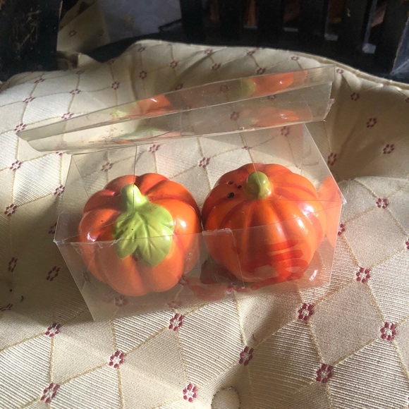 Pumpkin Salt & Pepper Shakers - Picture 1 of 3